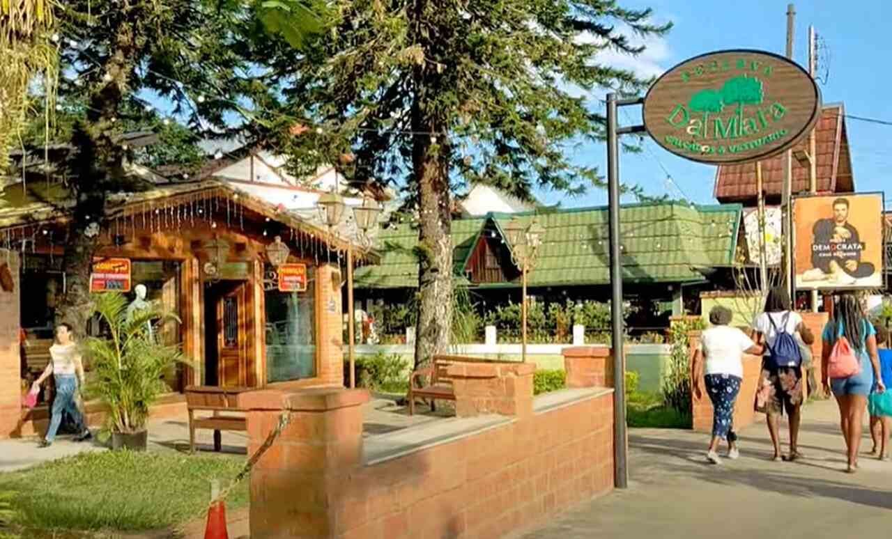 Isso faz com que a cidade se destaque não só pela beleza natural, mas também pelo seu ambiente acolhedor, que mistura a serenidade das montanhas com a calorosa hospitalidade dos brasileiros.