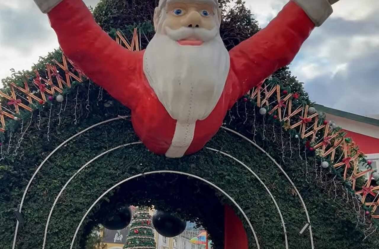 Um dos principais pontos turísticos da cidade, a Casa do Papai Noel, atrai tanto crianças quanto adultos, que se encantam com a decoração natalina e a magia do bom velhinho, que faz morada o ano todo.