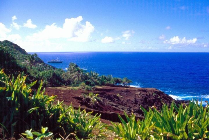 Eles finalmente chegaram à ilha de Pitcairn, que era isolada e não estava marcada corretamente nos mapas náuticos da época. Lá, eles queimaram o Bounty para evitar a detecção. 