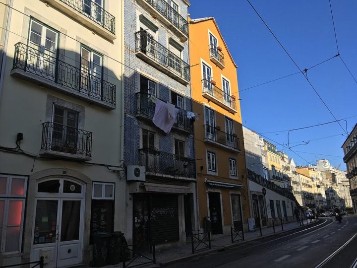 7) Rua da Boavista, Lisboa, Portugal: A rua é conhecida por sua arquitetura tradicional, com edifícios coloridos e charmosos, típicos da cidade. Além disso, a região também é famosa por suas casas de fado, onde os visitantes podem desfrutar da música tradicional portuguesa.