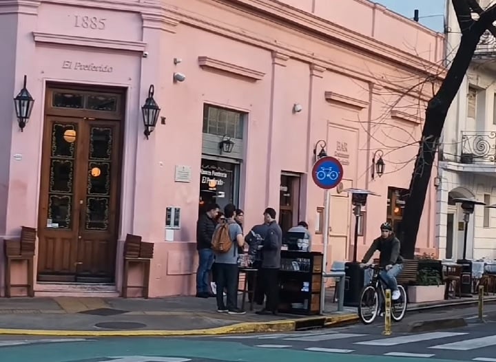 4) Rua Guatemala, Buenos Aires, Argentina: É uma das ruas mais charmosas e pitorescas do bairro de Palermo Soho. É conhecida por suas fachadas coloridas, arquitetura única e atmosfera animada, a Rua Guatemala é um destino popular para moradores locais e turistas em busca de compras, gastronomia e cultura.