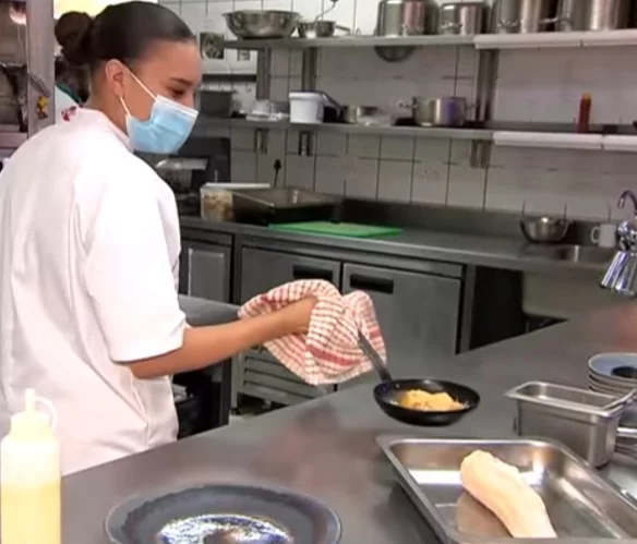 A cozinha do hotel tem funcionários que conhecem a culinária regional. O restaurante inclui no cardápio iguarias típicas da África, feitas à base de animais selvagens: carpaccio de crocodilo, carne de veado e gazela. 