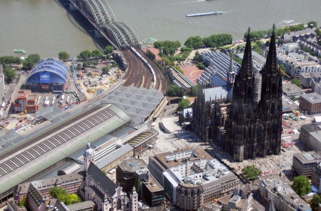 Para ter uma vista panorâmica da cidade, uma opção é subir ao topo do arranha-céu Köln Triangle (Triângulo Colônia).  Com 103 metros de altura e 29 andares, foi concluído em 2006 e é um dos edifícios mais emblemáticos da cidade. Ele é famoso justamente pela sua plataforma de observação no topo. 