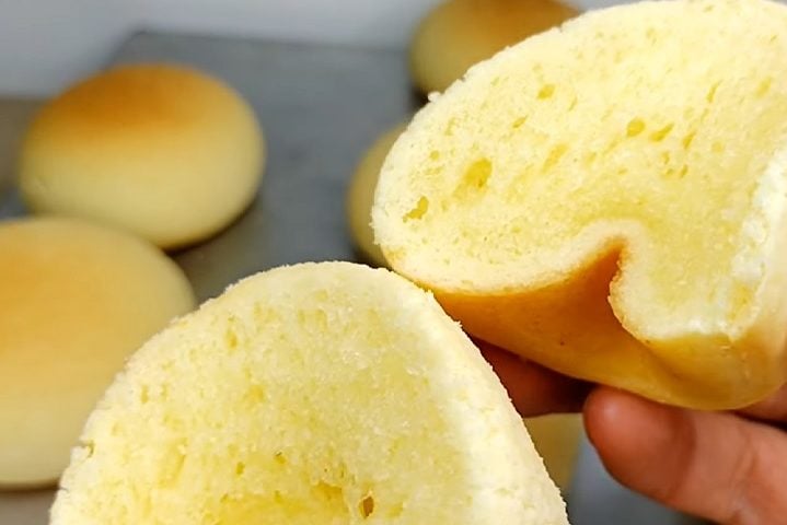 Sua origem remonta ao século 19 e desde então o pan de bono se tornou um lanche e café da manhã apreciado em todo o país. Esse pão costuma ser encontrado em padarias, supermercados, feiras livres e até mesmo em carrinhos de rua pela Colômbia.