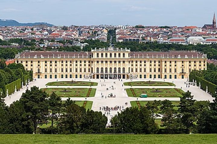 A cidade também conta com parques exuberantes, como o Prater, charmosos cafés tradicionais, sem falar da deslumbrante Ópera de Viena, do Palácio de Schönbrunn (foto) e da Catedral de Santo Estêvão.