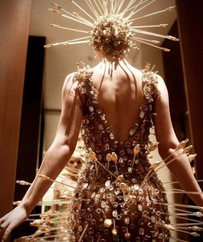 O modelito inusitado fazia parte da coleção da grife Paco Rabanne, na primavera-verão de 1996.