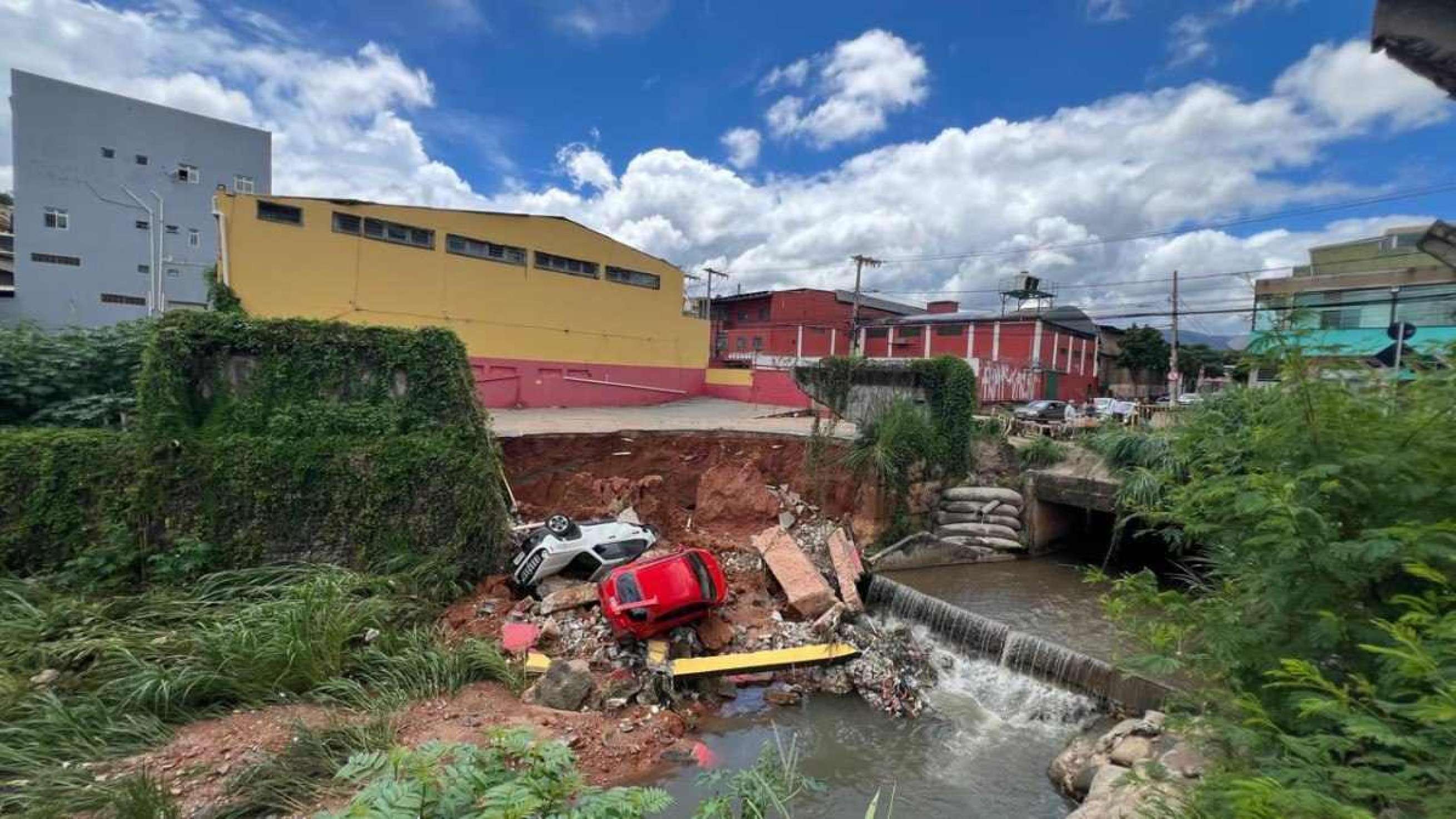 Carro arrastado por chuva no Barreiro ainda não foi resgatado de córrego