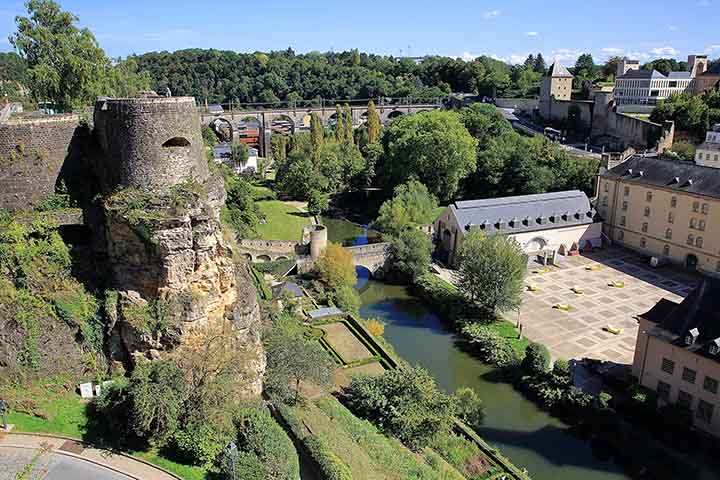 Casamatas do Bock: Uma rede de túneis e fortificações subterrâneas escavadas na rocha, que datam da Idade Média. Os visitantes podem explorar a história militar da região e admirar as vistas panorâmicas da cidade a partir dos mirantes.