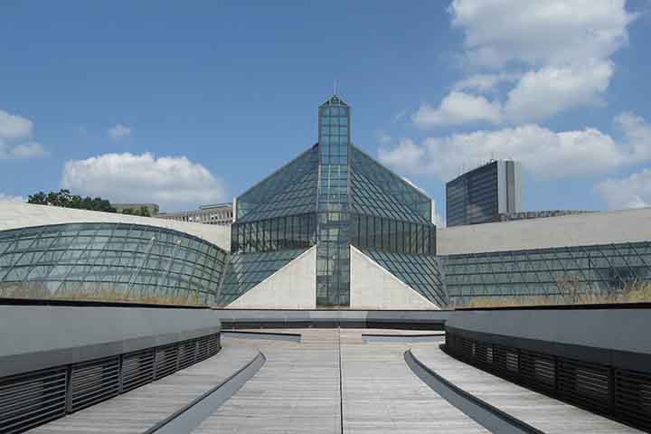 Museu de Arte Moderna Grand Duke Jean (MUDAM): Projetado pelo renomado arquiteto chinês-americano Ieoh Ming Pei, o museu apresenta uma coleção diversificada de obras de arte contemporâneas, incluindo pintura, escultura, instalações, vídeo e fotografia, de artistas de todo o mundo. 