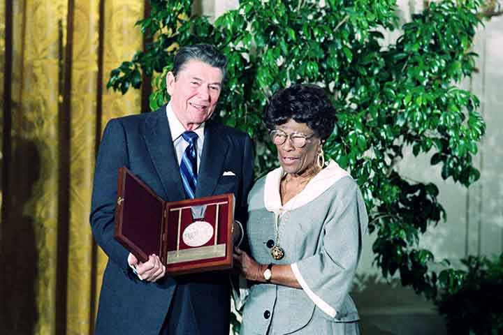 Em 1992, ela recebeu a Medalha Presidencial da Liberdade, das mãos do então presidente dos EUA, Ronald Reagan. A lenda do jazz morreu aos 78 anos na sua casa, em Beverly Hills, Califórnia, de complicações da diabetes.
