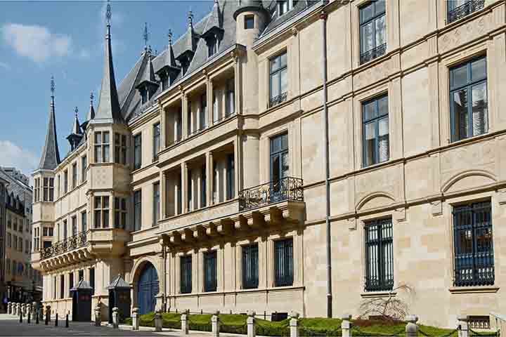 Palácio Grão-Ducal: É a residência oficial da família real luxemburguesa. Dá para visitar os jardins exuberantes ou participar de uma visita guiada ao interior do palácio (disponível em horários específicos).