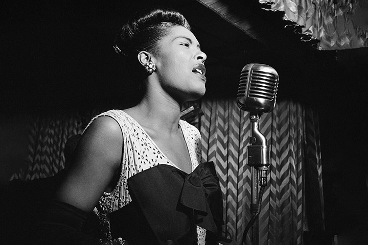 Billie Holiday (1915-1959): Nascida na Filadélfia, destacou-se por modernizar o jazz em interpretações de canções como “Strange Fruit” e “Gloomy Sunday”. 

