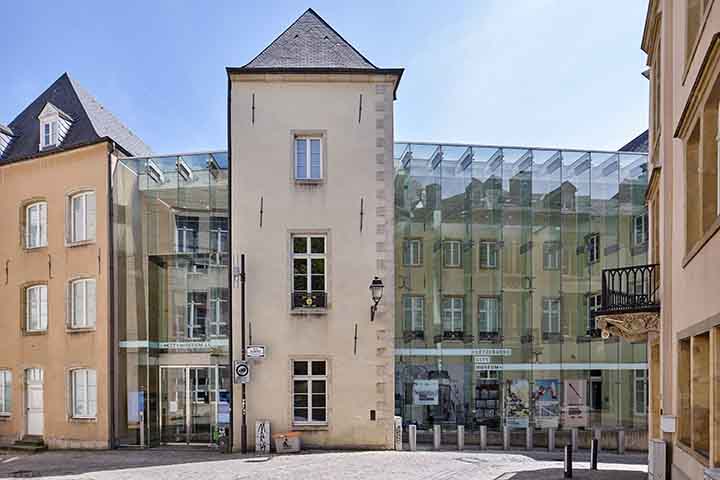 Lëtzebuerg City Museum: É um museu dedicado à história da cidade de Luxemburgo, desde os tempos antigos até os dias atuais. Instalado em quatro edifícios históricos interligados, que datam entre os séculos 17 e 19, o lugar oferece uma jornada fascinante pelo passado do país.