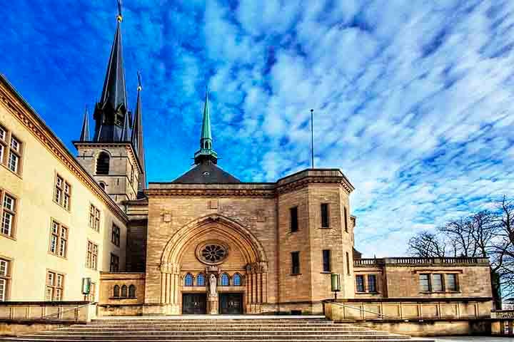 Catedral Notre-Dame: Uma bela catedral gótica com vitrais impressionantes e um túmulo real. Uma dica é subir na torre para ter uma vista ainda mais incrível da cidade.