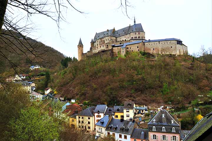 Castelo de Vianden: Esse imponente castelo medieval fica situado no topo de uma colina, com vistas deslumbrantes do Vale do Our. 