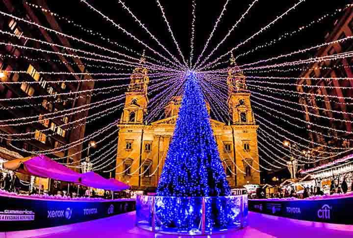 A Árvore de Natal de Budapeste, na Hungria, também é muito conhecida. Em 2022, ela era iluminada por pedaladas dos moradores, uma novidade. Com 6 metros de altura, a árvore só acendia totalmente quando alguém pedalava com muito vigor.  