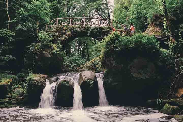 Trilha de Müllerthal: Uma trilha de caminhada bem popular em Luxemburgo, que leva por paisagens deslumbrantes, cachoeiras, grutas e formações rochosas impressionantes. Um paraíso para os amantes da natureza.