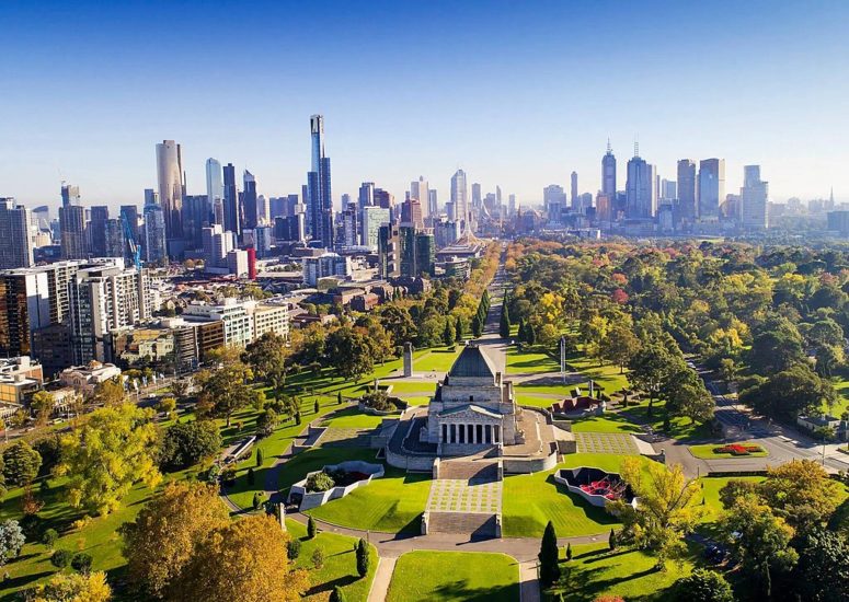 Conhecida por sua arte, cultura de café e eventos esportivos como o Australian Open e o Grande Prêmio de Fórmula 1. Também possui atrações como a Federation Square e os Jardins Botânicos Reais.

