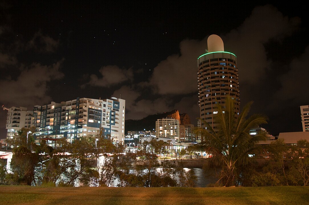 Localizada no norte de Queensland, é conhecida como a entrada para a Grande Barreira de Corais. A cidade também tem atrações como o The Strand e o Magnetic Island.

