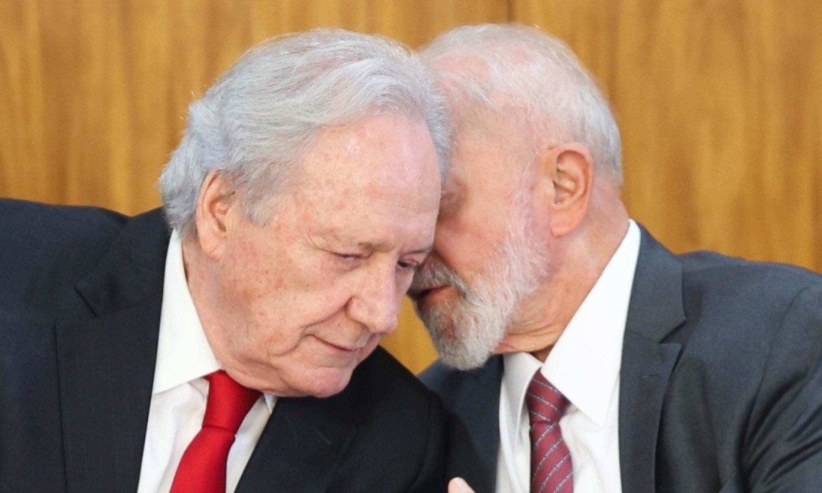 Bras..lia (DF), 17/06/2024 - O presidente Luiz In..cio Lula da Silva conversa com o ministro da Justi..a Ricardo Lewandowski durante cerim..nia da assinatura de contrato que destina R$ 318,5 milh..es do Fundo Amaz..nia para o fortalecimento do Plano Amaz..nia: Seguran..a e Soberania (AMAS), no Pal..cio do Planalto. Foto: Valter Campanato/Ag..ncia Brasil
- (crédito: Valter Campanato/Agência Brasil)