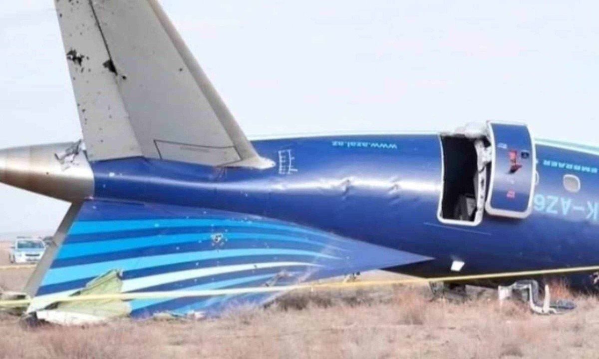 Asa do avião que caiu no Azerbaijão tem perfurações que, suspeitam autoridades, podem ter sido provocadas por ataque de drones ou míssil; caso está em investigação -  (crédito: Reprodução/redes sociais)