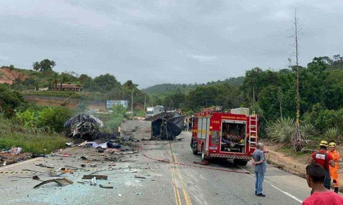 Local do acidente envolvendo um ônibus, uma carreta e um carro no Vale do Mucuri foi interditado nesta quinta-feira (26/12)  -  (crédito: CBMMG/Divulgação)