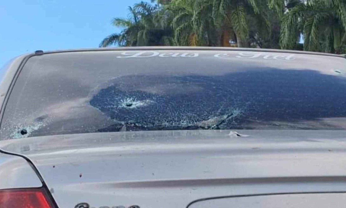 Carro da família de Juliana Rangel, baleada na cabeça por agentes da PRF quando seguia com o pai e outros familiares para Niterói, onde passaria o Natal -  (crédito: reprodução/redes sociais)