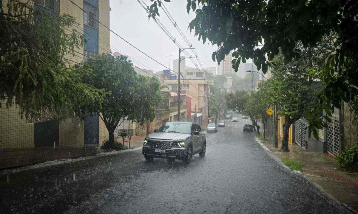 Belo Horizonte e outras 641 cidades de Minas Gerais estão sob alerta de chuvas intensas até sexta-feira (26/12) -  (crédito: Leandro Couri/EM/DA Press)