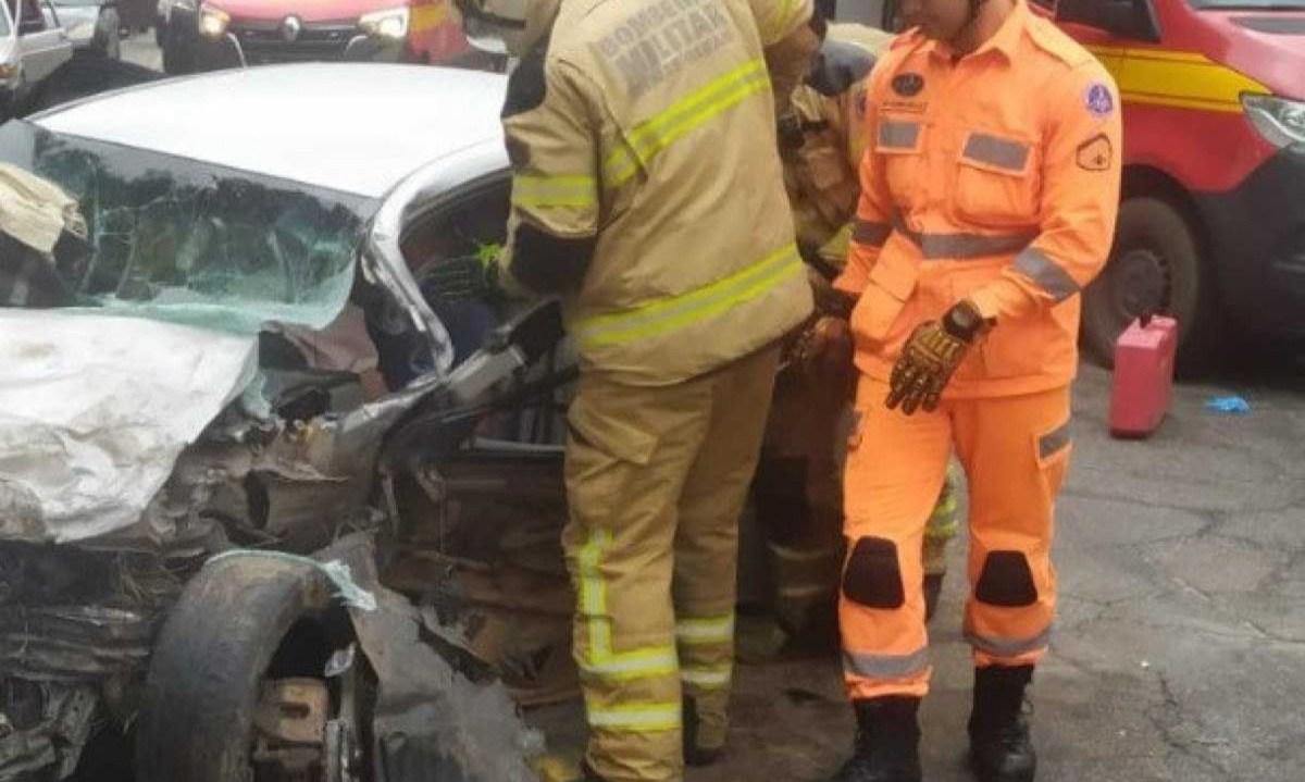 A colisão mobilizou equipes do Serviço de Atendimento Móvel de Urgência (Samu) e do Corpo de Bombeiros Militar de Minas Gerais (CBMMG) -  (crédito: CBMMG/Divulgação)