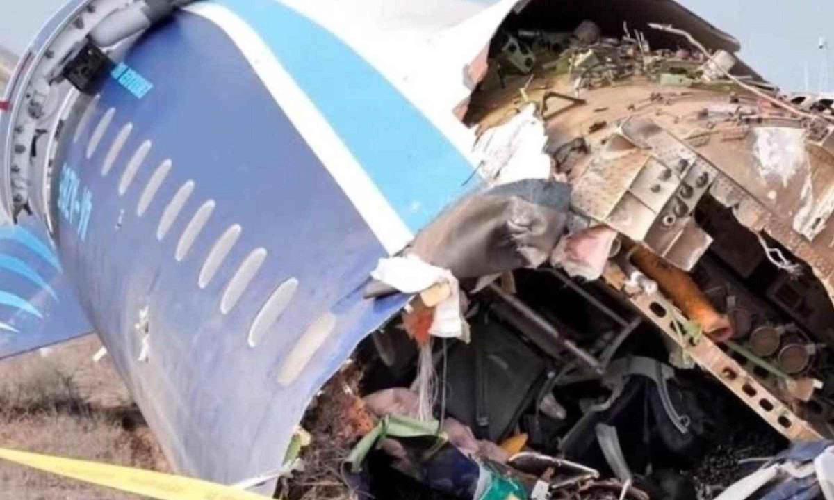 Destroços do avião acidentado no Azerbaijão; aeronave, de fabricação brasileira pela Embraer, tem perfurações na fuselagem que lembram buracos feitos por míssil -  (crédito: Reprodução/redes sociais)