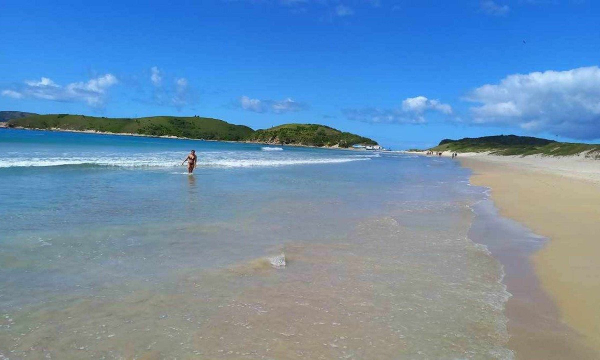   Tranquilidade e água cristalina são atrativos da Praia do Peró, em Cabo Frio     -  (crédito: Carlos Altman/EM)