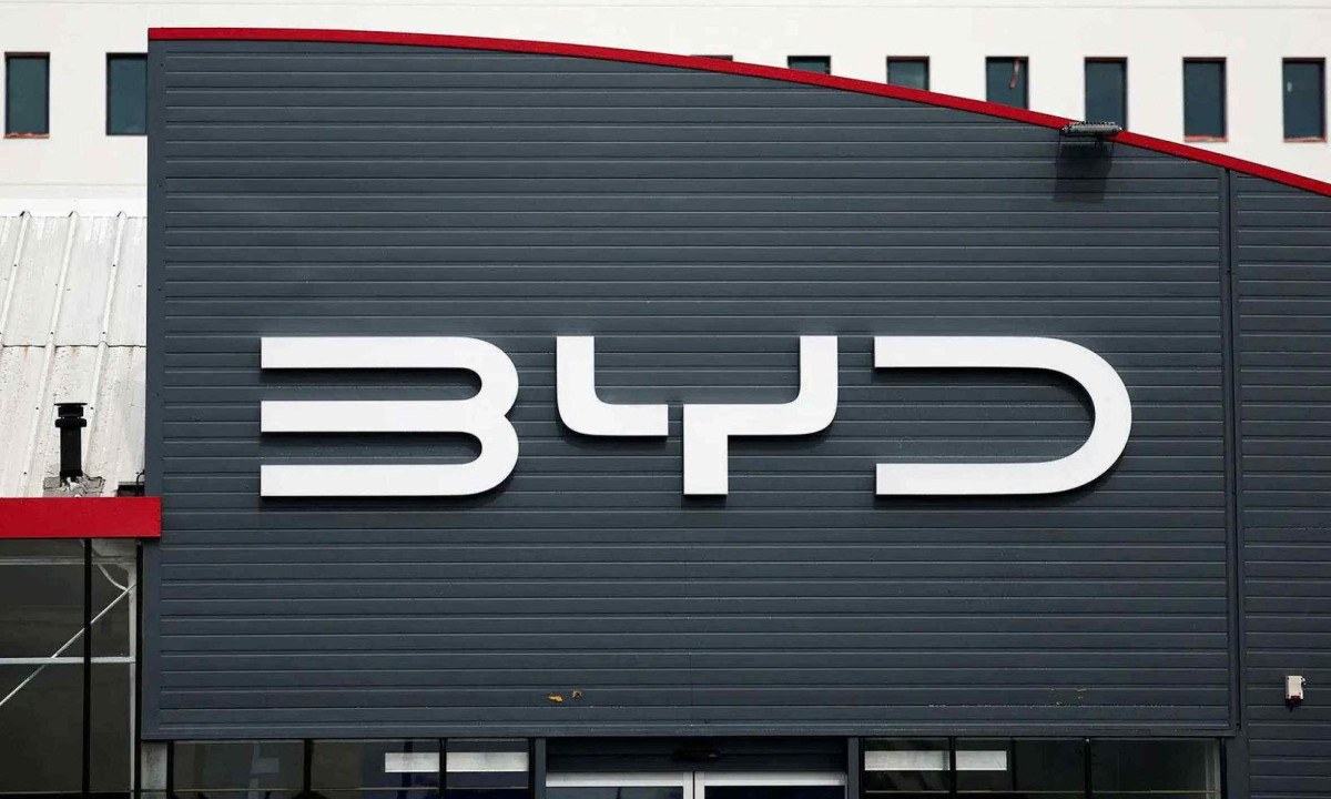 Painel com logomarca da BYD -  (crédito: FMT)