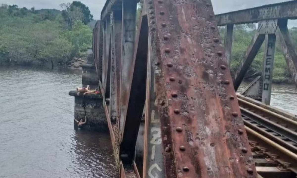 Cadarço de tênis impediu que mulher fosse levada pela correnteza de rio após cair de uma ponte em Santa Catarina -  (crédito: Divulgação/CBMSC)