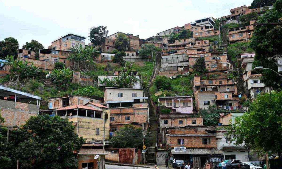 Áreas de encostas em BH, como o Bairro Taquaril, estão sob possibilidade de desabamento. autoridades apontam razões e transmitem alertas -  (crédito: Leandro Couri/EM/DA.Press)