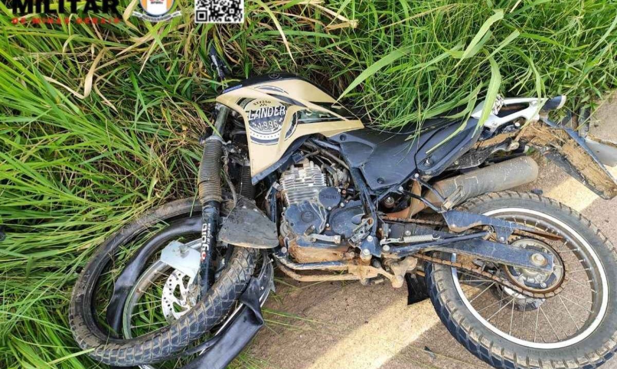 Motociclista perdeu o controle da direção, bateu na lateral de um carro e colidiu de frente com outro veículo que seguia no sentido oposto da rodovia -  (crédito: PMRv/Divulgação)