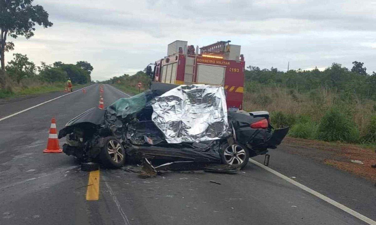 Os quatro passageiros do carro morreram no local do acidente -  (crédito: PMMG/Divulgação)