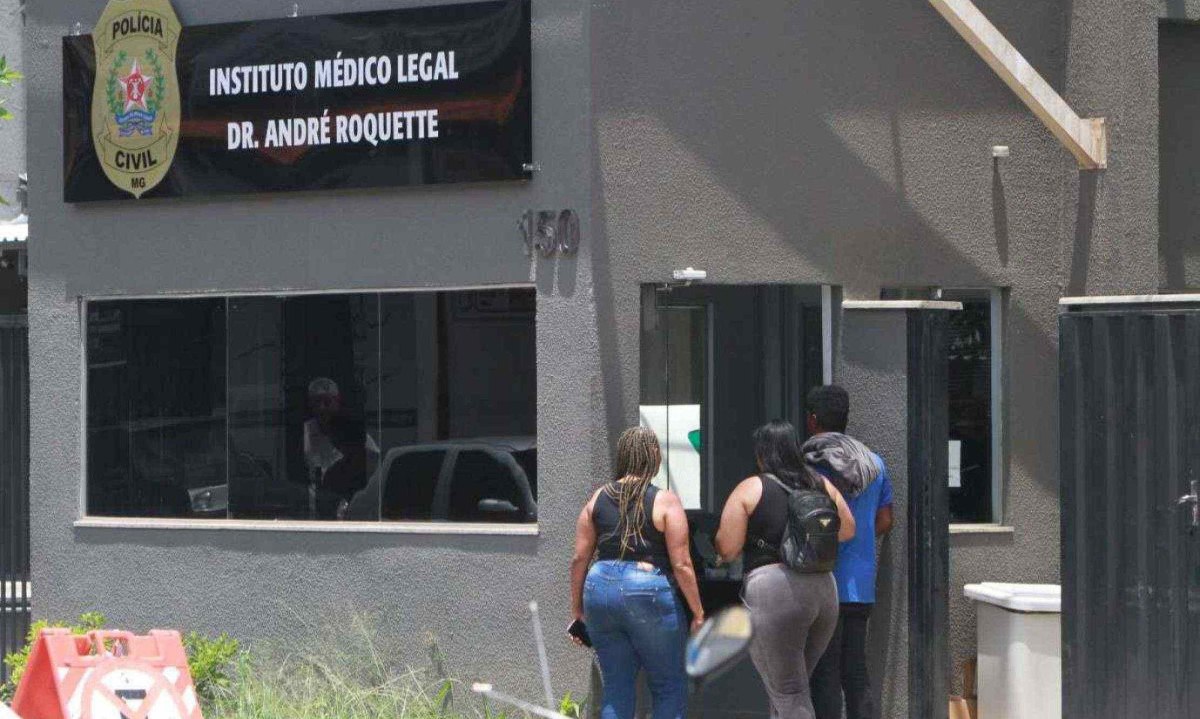 A corporação informou que o número de mortos identificados subiu para 16 e que, desse total, 14 já foram retirados do IML
 -  (crédito: Edesio Ferreira/EM/D.A Press. Brasil. Belo Horizonte - MG. )