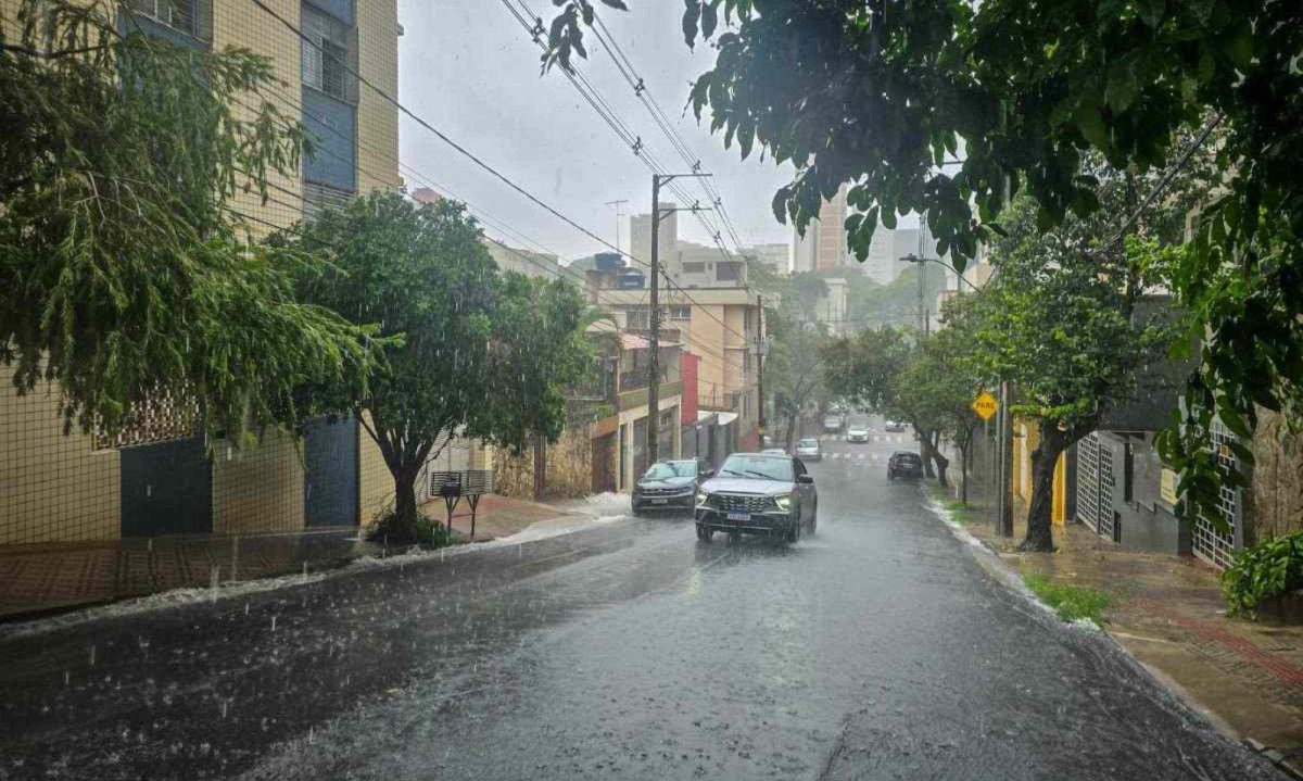 Chuva forte bloqueia vias em quatro regiões de BH -  (crédito: Leandro Couri/EM/D.A Press)