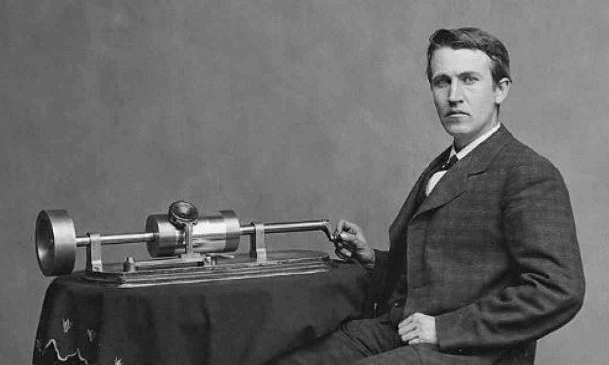 Thomas Edison e o fonógrafo inventado por ele -  (crédito: Reprodução)