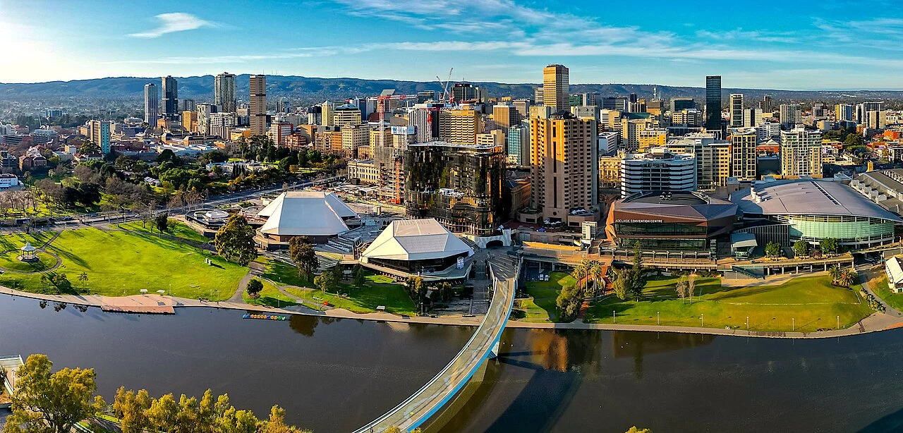 Capital do estado da Austrália do Sul, Adelaide é conhecida por seus festivais vibrantes, vinícolas renomadas e um planejamento urbano organizado. A cidade oferece uma mistura de atrações culturais, como museus e galerias, com belezas naturais, incluindo praias, parques e as colinas de Adelaide Hills. É também um importante polo gastronômico e artístico na Austrália.

