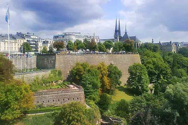 Place de la Constitution: Essa é uma das praças mais icônicas de Luxemburgo, conhecida por sua localização privilegiada, oferecendo uma vista deslumbrante do vale do Pétrusse e do distrito histórico da cidade.