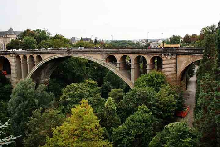 Ponte Adolphe: Construída entre 1903 e 1923, essa ponte atravessa o rio Pétrusse, ligando o centro da cidade à estação ferroviária de Luxemburgo e ao bairro de Limpertsberg.