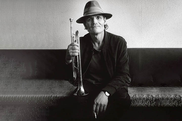 O maior sucesso da carreira de Chet Baker foi “Meu Funny Valentine”, que gravou com a banda de Gerry Mulligan em 1952. No dia 13 de maio de 1988, o músico foi encontrado morto na calçada do hotel em que estava hospedado, em Amsterdã, na Holanda.
