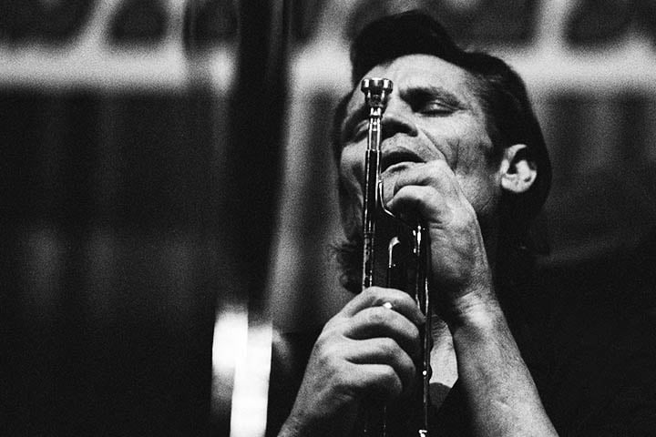 Chet Baker (1929-1988): Natural de Yale, Oklahoma, é um dos principais representantes do chamado cool jazz, além de ser um dos maiores trompetistas da história. Seu canto sussurrado tornou-se uma marca. 
