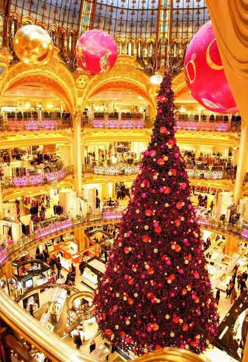 Uma das atraÃ§Ãµes de Natal de Paris Ã© a Ã¡rvore montada nas Galerias Lafayette. Ela Ã© suspensa sob a cÃºpula dos grandes armazÃ©ns parisienses e decorada com milhares de luzes e objetos, Ã© um verdadeiro chamariz para miÃºdos e graÃºdos. Todos os anos, desde 1976, adorna o centro da cÃºpula dos famosos grandes armazÃ©ns parisienses. 