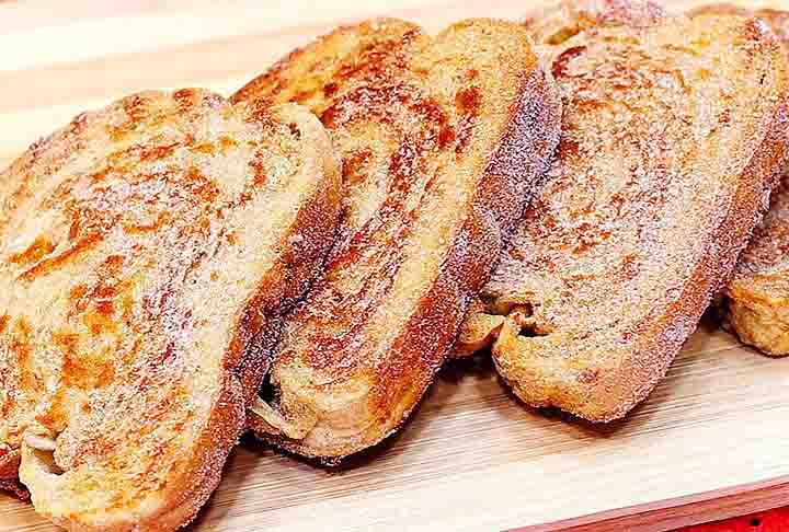 Existem múltiplas variantes, começando pelo pão, que pode ser corrente ou preparado especialmente para as rabanadas. Atualmente, é muito habitual encontrar esta opção nas pastelarias que oferecem um pão enorme em forma de barra (pão de forma) feito com farinha refinada.