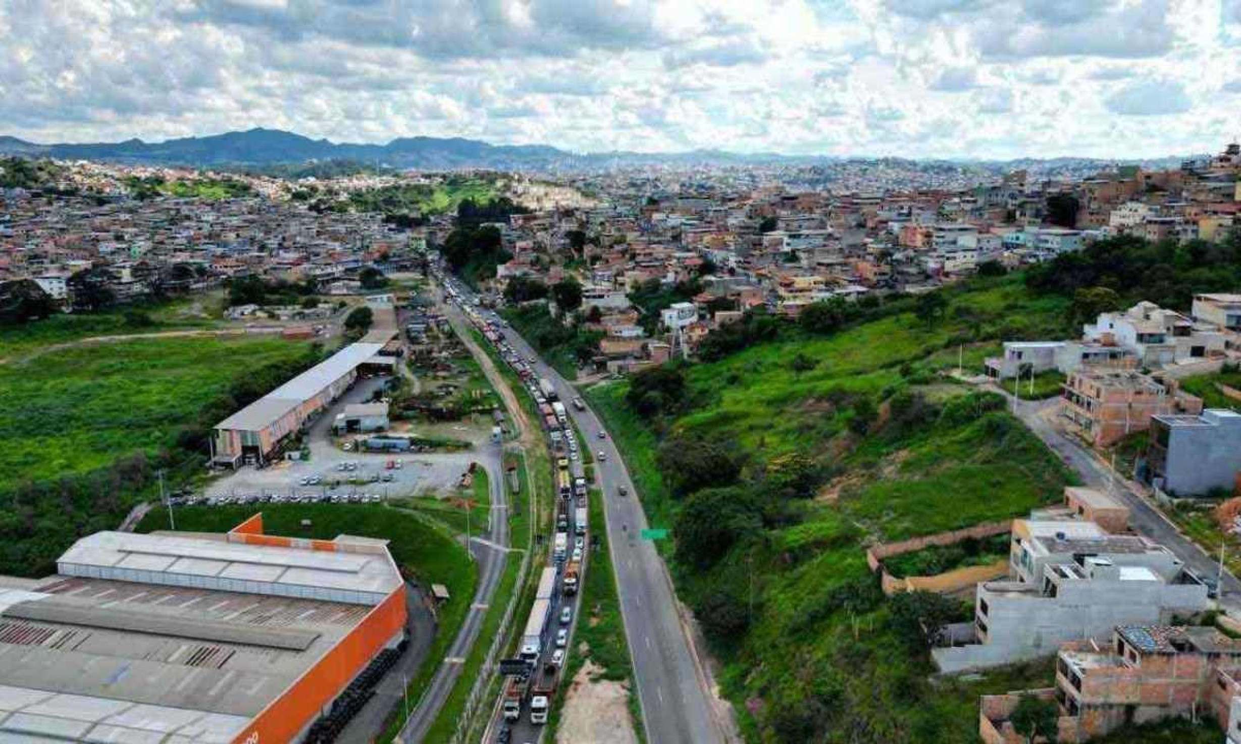 Motociclista morre atropelado por carreta na BR-381