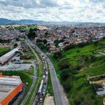 Motociclista morre atropelado por carreta na BR-381 - ALEXANDRE GUZANSHE/EM/D.A PRESS