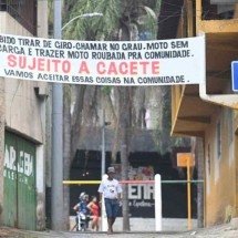Faixas ameaçam dar "cacete" em quem empinar moto - Leandro Couri/E.M./D.A. Press