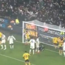 Atacante brasileiro faz gol olímpico contra Manchester United; veja vídeo - No Ataque Internacional